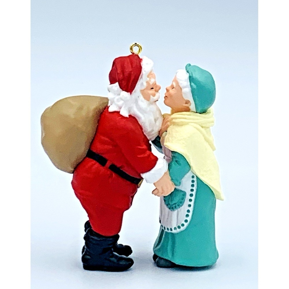 1995 #10 Christmas Eve Kiss Mr. and Mrs. Claus Hallmark Keepsake Ornament QX5157 - Picture 4 of 11